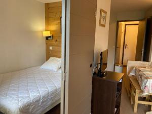 a bedroom with a bed and a desk with a television at Appartement Avoriaz, 2 pièces, 4 personnes - FR-1-634-79 in Morzine