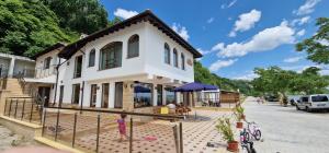 a small child standing in front of a house at Casa de Marinero Villa in Fish Fish