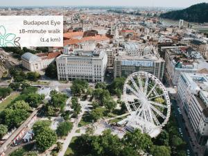 une vue aérienne d'une ville avec une roue ferris dans l'établissement Jobelhome Apartments, à Budapest