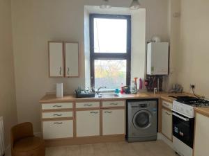 Кухня или мини-кухня в Lovely one bedroom Apartment in Glasgow City
