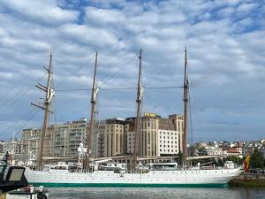 un gran barco blanco en el agua con una ciudad en Hotel Bahía, en Santander