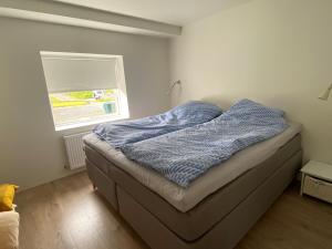 מיטה או מיטות בחדר ב-Hyggelig lejlighed ved åen - flot udsigt