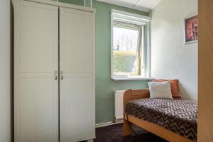 Llit o llits en una habitació de Vakantiewoning met serre en airconditioning