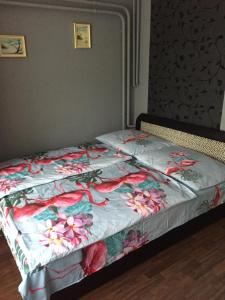 een bed met een kleurrijke deken erop bij Betty apartman in Nyíregyháza