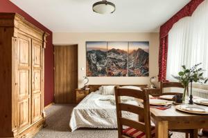 ザコパネにあるWilla Kocham Tatryのベッドルーム1室(ベッド1台、テーブル付)、ダイニングルームが備わります。