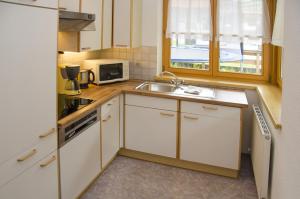 A kitchen or kitchenette at Pezza Lischa Még 17 kép