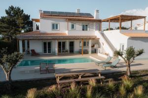 Bazén v ubytování Birds of Paradise - Boutique Surf Lodge nebo v jeho okolí