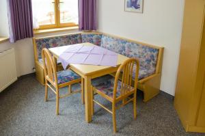 A seating area at Pezza Lischa