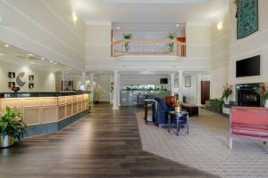 una hall di un ospedale con una sala d'attesa di Comfort Suites La Porte - Baytown a La Porte