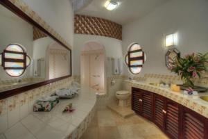 y baño con bañera, aseo y lavamanos. en Villa Azul, en Puerto Vallarta
