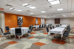 - une salle de conférence avec des tables et des chaises dans l'établissement Comfort Inn & Suites, à Hadley