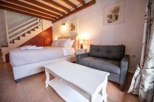 Tempat tidur dalam kamar di Hovolo Hotel Apartments