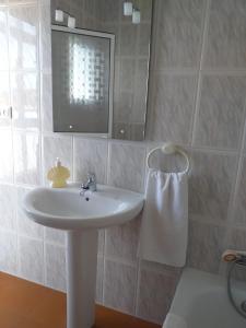 bagno con lavandino e specchio di CASA TITO JOSE a Valle de Abdalagís