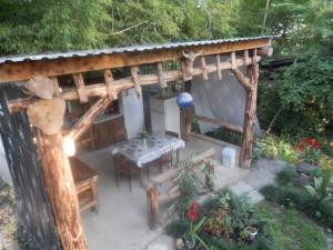 - une vue sur le jardin avec une pergola en bois dans l'établissement Robinson Crusoe, à Lagodekhi