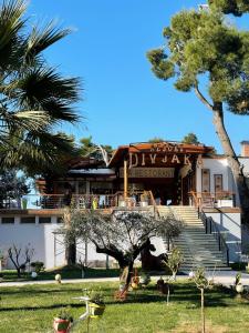 Zahrada ubytování Divjaka Resort