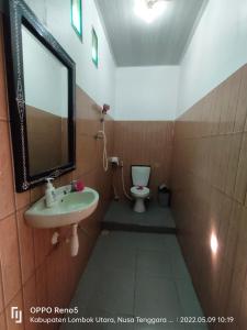 a bathroom with a sink and a toilet at H.Said Homestay in Gili Trawangan