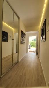 TV a/nebo společenská místnost v ubytování Divine View Apartma