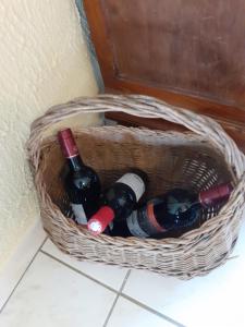 - un panier rempli de bouteilles de vin sur un sol dans l'établissement 14-18 Somme Chambres, à Beaucourt-sur-lʼAncre