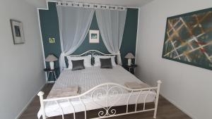 Postel nebo postele na pokoji v ubytování Divine View Apartma