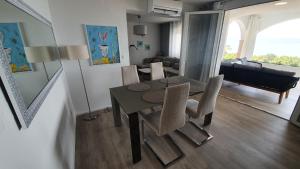 Posezení v ubytování Divine View Apartma