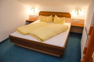 A bed or beds in a room at Pezza Lischa