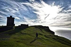 una persona in piedi sulla cima di una collina vicino all'oceano di Skellig View Bluebell Rose & The Kerry Cliffs a Portmagee