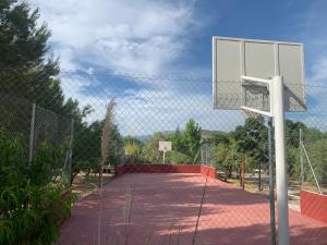 Casa Rural Cortijo El Helao في بوثو ألكون: طوق لكرة السلة مع شبكة في ملعب