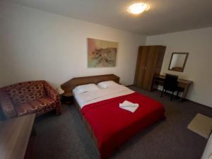 Postel nebo postele na pokoji v ubytování Pensiunea Dacia Deva