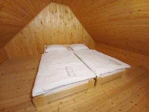Ένα ή περισσότερα κρεβάτια σε δωμάτιο στο Zidanica Malerič
