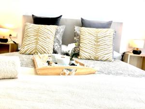 A bed or beds in a room at Castro Holidays - Apto D Céntrico Terraza con Garaje Gratis