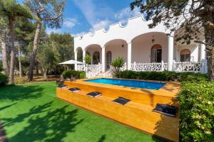 een huis met een zwembad in de tuin bij Villa Garden Rose by BarbarHouse in Porto Cesareo