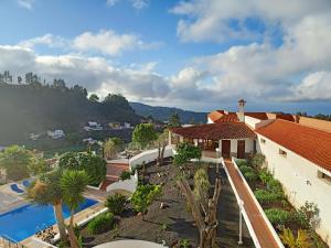 una vista aérea de una casa con piscina en Villas el Alto, en Moya