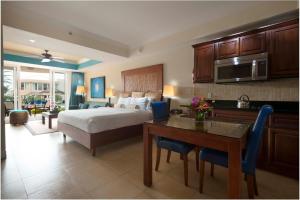 Postel nebo postele na pokoji v ubytování Divi Aruba Phoenix Beach Resort + 37 fotografií