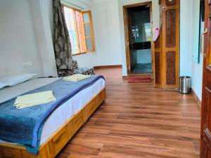Mathan View Homestay - 3min Drive to Kullu-Manali Airport客房内的一张或多张床位