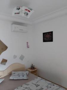 Tempat tidur dalam kamar di Appartement 1ch Romantique Vue sur Piscine