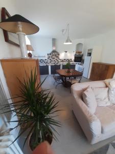 sala de estar con sofá blanco y mesa en Villa " Les Bambous " , Jardin , Terrasse , Climatisation , Wifi , Parking en Aviñón