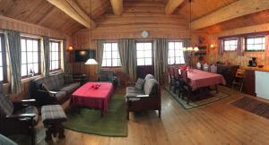 an overhead view of a living room in a log cabin at Berghstua - Natrudstilen på Sjusjøen in Sjusjøen