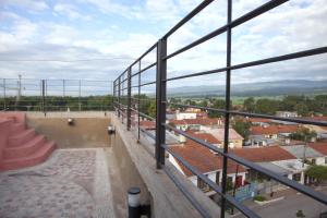 Un balcón con vista a una ciudad con edificios. en Munay Ledesma, en Libertador General San Martín