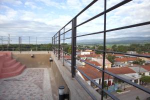 balcón con vistas a una ciudad con edificios en Munay Ledesma en Libertador General San Martín