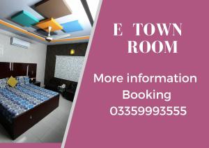 Postel nebo postele na pokoji v ubytování E Town Room Guest House Karachi