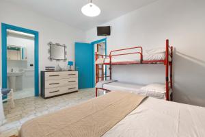 1 dormitorio con 2 literas y baño en Blue Apartment by BarbarHouse, en San Cataldo