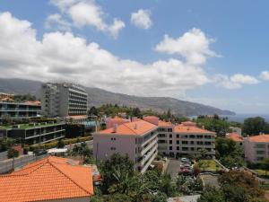 una vista aerea di una città con edifici di MCStylo-Residenza a Funchal
