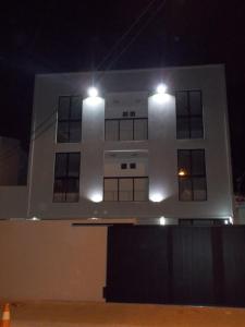 un edificio con luces por la noche en Hotel Refugio, en Maceió