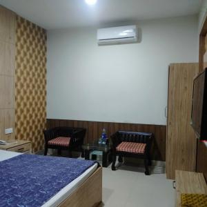 Postel nebo postele na pokoji v ubytování E Town Room Guest House Karachi