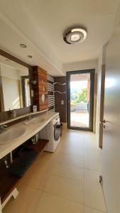 uma casa de banho com 2 lavatórios e um espelho grande em Silver DeLux Apartman em Balatonfüred