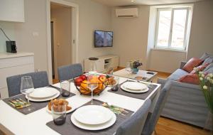 TV a/nebo společenská místnost v ubytování Apartment Volat