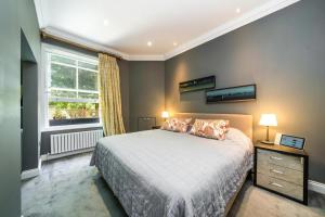 a bedroom with a bed and a window at NEW Elegant 2BD Flat Maida Vale Central London in London