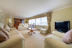 a living room with couches and a flat screen tv at NEW 3BD Flat in the Heart of Bushey in London