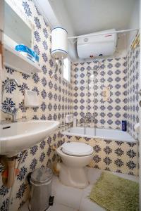 Ett badrum på Zografou Apartment 1 bed 2 pers