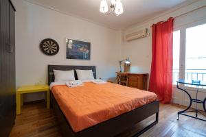 Säng eller sängar i ett rum på Zografou Apartment 1 bed 2 pers